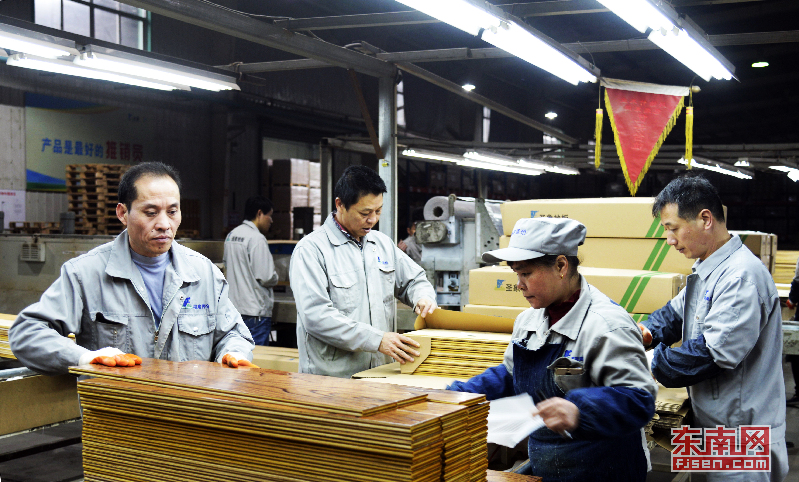 建瓯市居怡竹木有限公司红旗班组的员工在加紧生产竹木复合板。（黄杰敏　叶秋艳 摄）.jpg