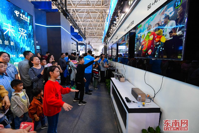 成果展览会上的5G+AI体感互动游戏，吸引众多观众体验。本报记者 游庆辉 摄.jpg
