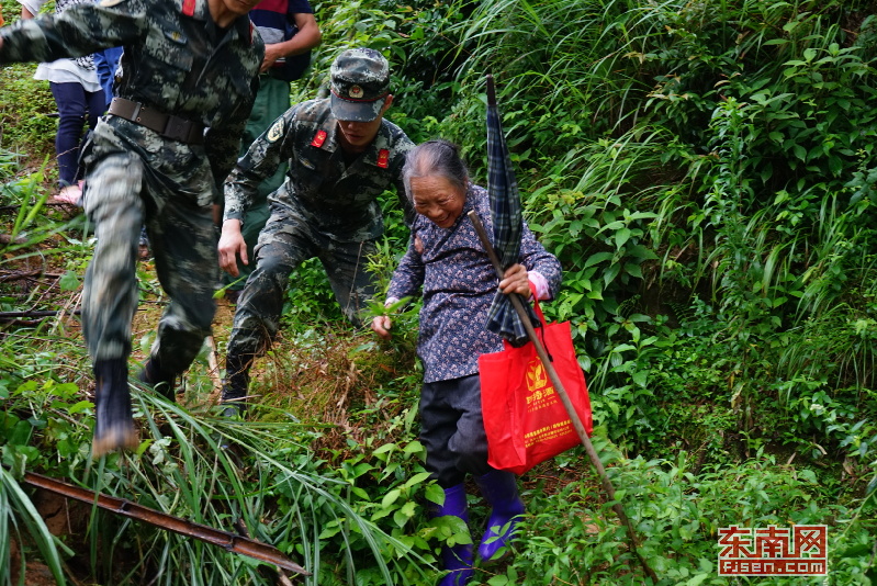 浦城县人武部、武警中队官兵帮助胡推村村民转移1.jpg