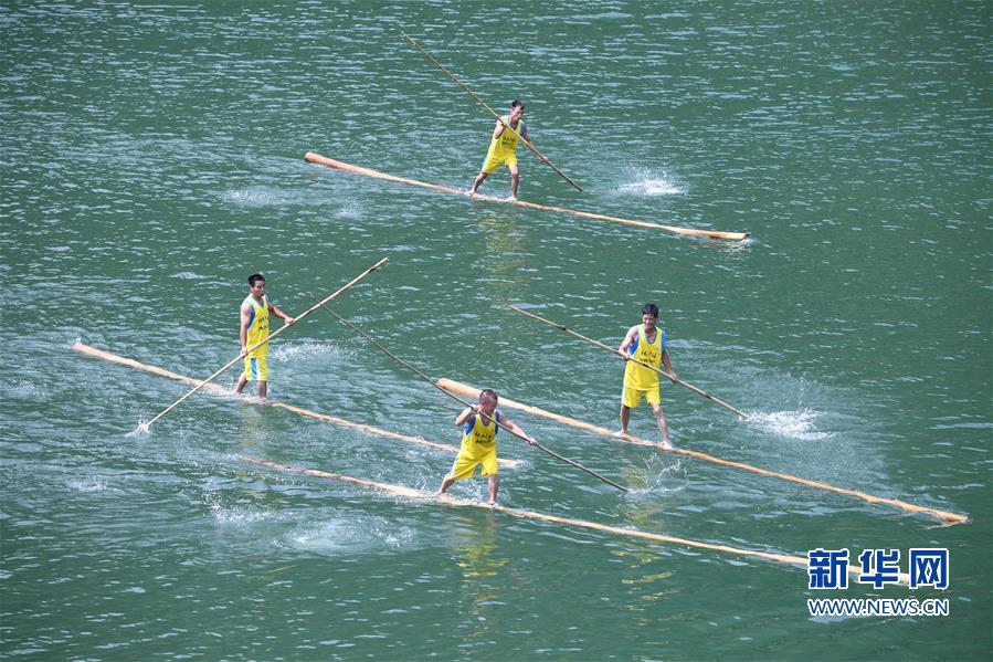 （社会）（3）福建宁德：“独木冲浪”秀绝技