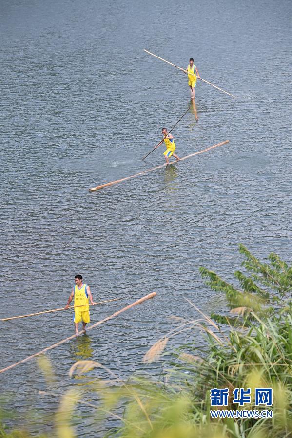 （社会）（5）福建宁德：“独木冲浪”秀绝技