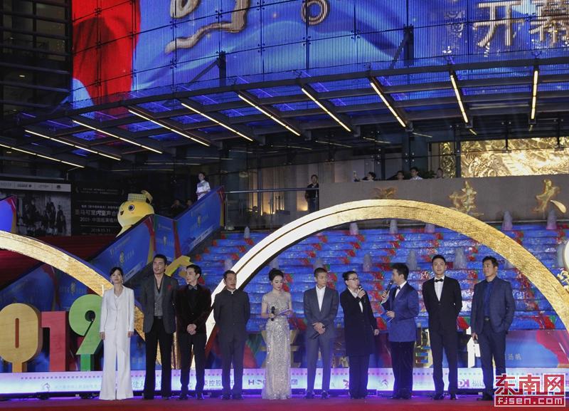 第六届丝绸之路国际电影节在福州开幕 百余名中外电影名人闪耀红毯图1