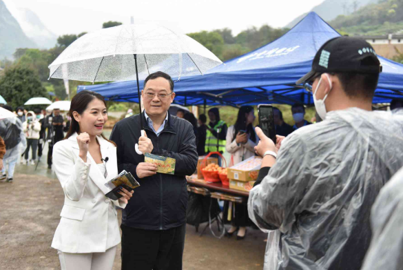 福州副市长走入直播间“带货”   当起一都枇杷代言人