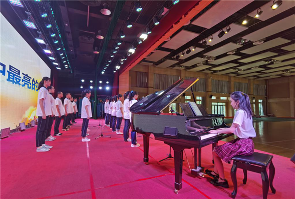 福州三中高一年段为高三学子齐唱《夜空中最亮的星》学校供图.png