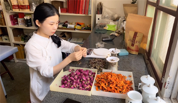 在花舞茶实验室，李阳通过反复测验研发新口味产品 受访者供图.png
