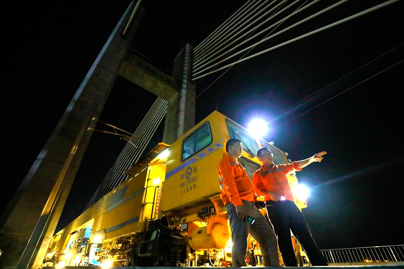 图为鹰潭工务机械段大型养路机械正在乌龙江大桥上进行精调施工作业。汪翰 摄.jpg