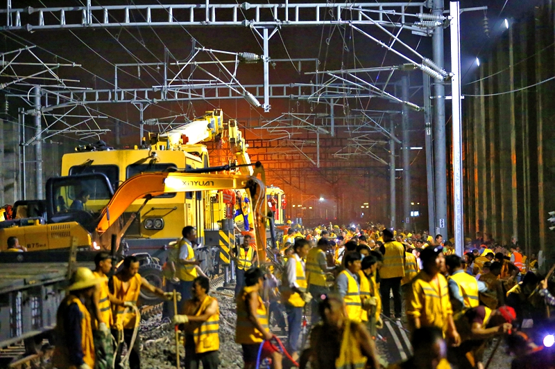 2.8月26日凌晨，施工人员正在进行福平铁路引入福州南站轨道拨接作业。丁波 摄.jpeg