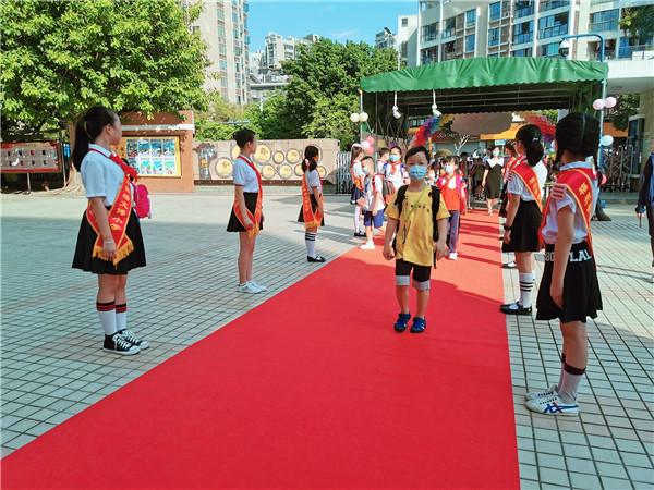 福州市钱塘文博小学新生走上红地毯 学校供图.jpg