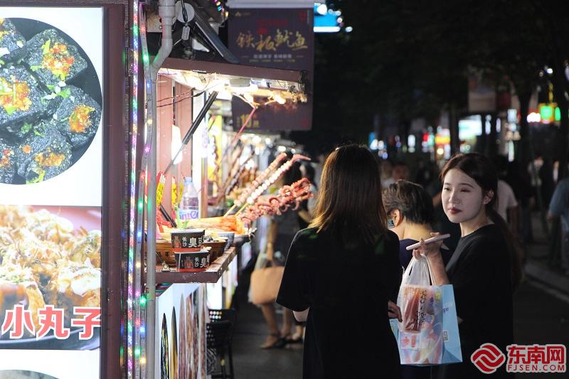 达明夜市，不少市民在选购美食 东南网记者 卢金福 摄.JPG