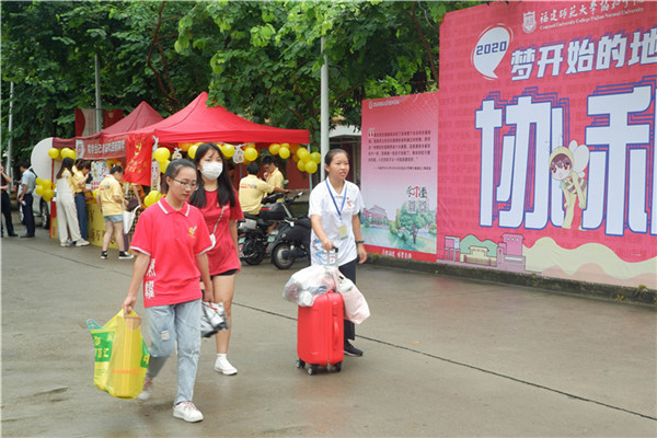20200920 管理学系学姐们帮助新生搬运行李 蒋小珑摄.jpg
