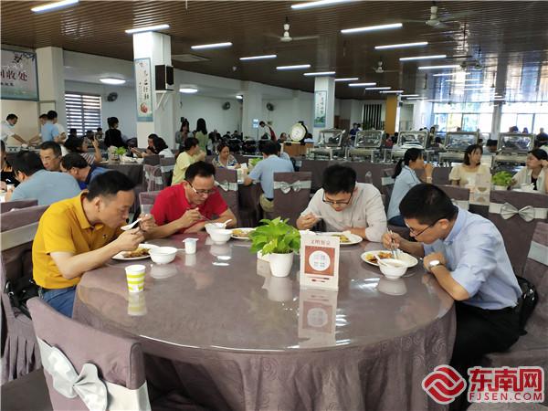 “文明餐桌”“光盘行动”时刻提醒就餐人员 东南网记者张立庆摄.jpg