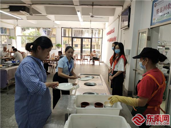 回收区安排志愿者对就餐情况进行监督 东南网记者张立庆摄.jpg