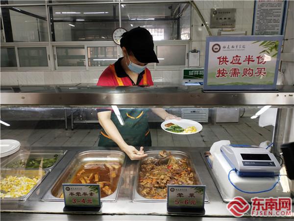 教职工食堂提供半份菜 东南网记者张立庆摄.jpg