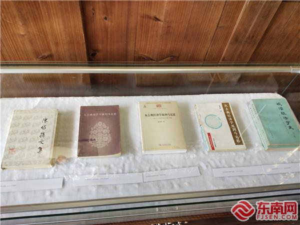 展示陈岱孙相关著作 东南网记者张立庆摄.jpg