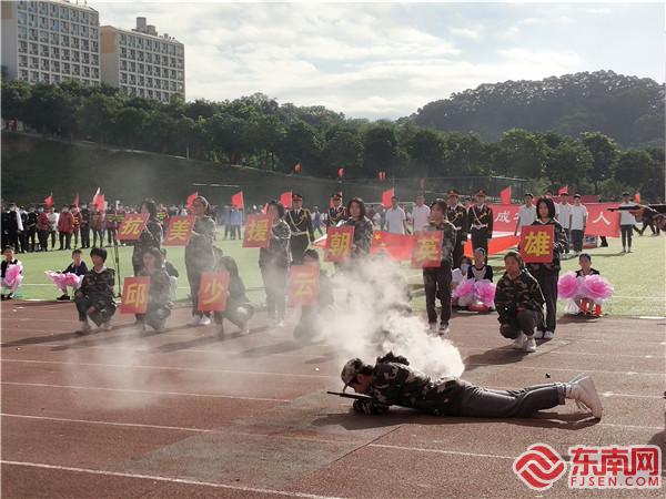 现场演绎抗美援朝战士邱少云在烈火中诠释忠诚 东南网记者张立庆摄.jpg