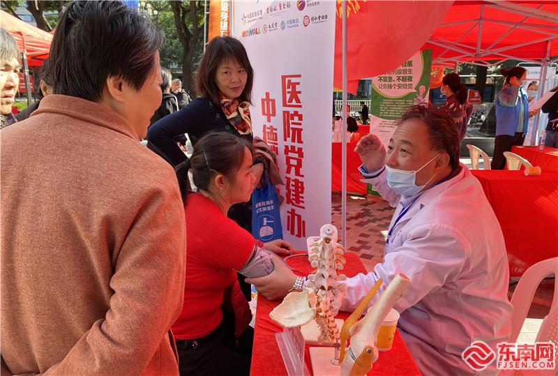 医疗服务站的志愿者为社区居民进行体质测试 东南网记者郑晓丹 摄.jpg