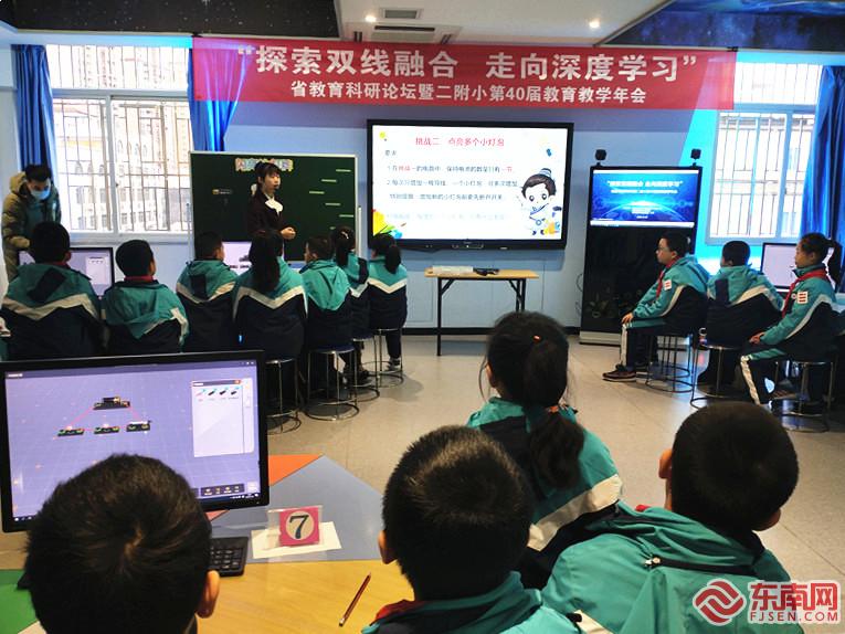 信息化技术配合老师当助教 东南网记者张立庆摄.jpg