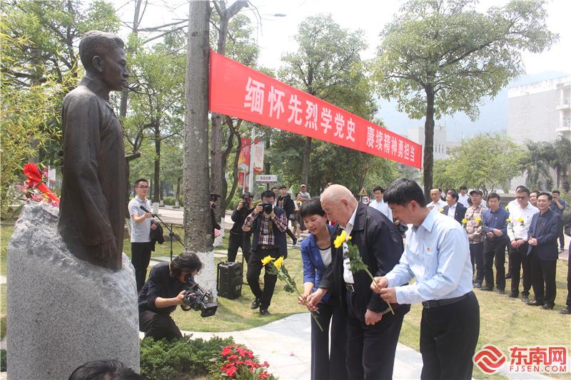 参加活动领导向马立峰烈士塑像敬献鲜花、鞠躬 东南网记者张立庆摄_副本.jpg