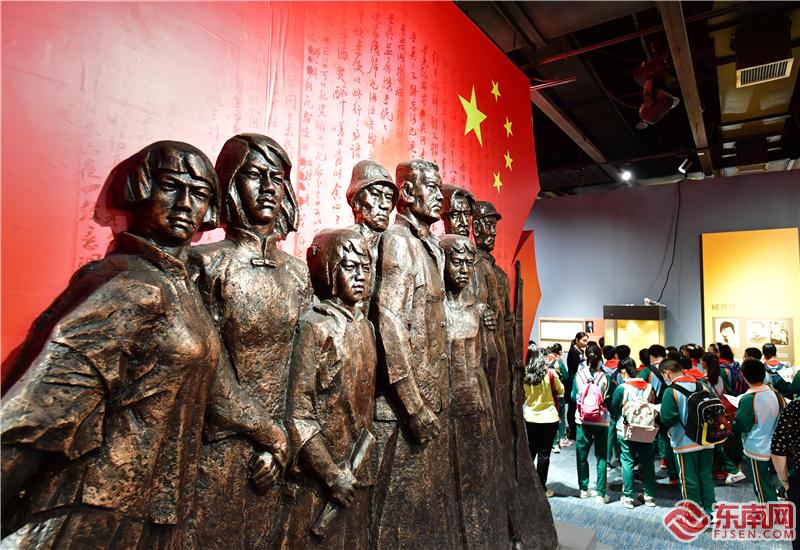 同学们参观革命艺术展 东南网记者张立庆摄.jpg