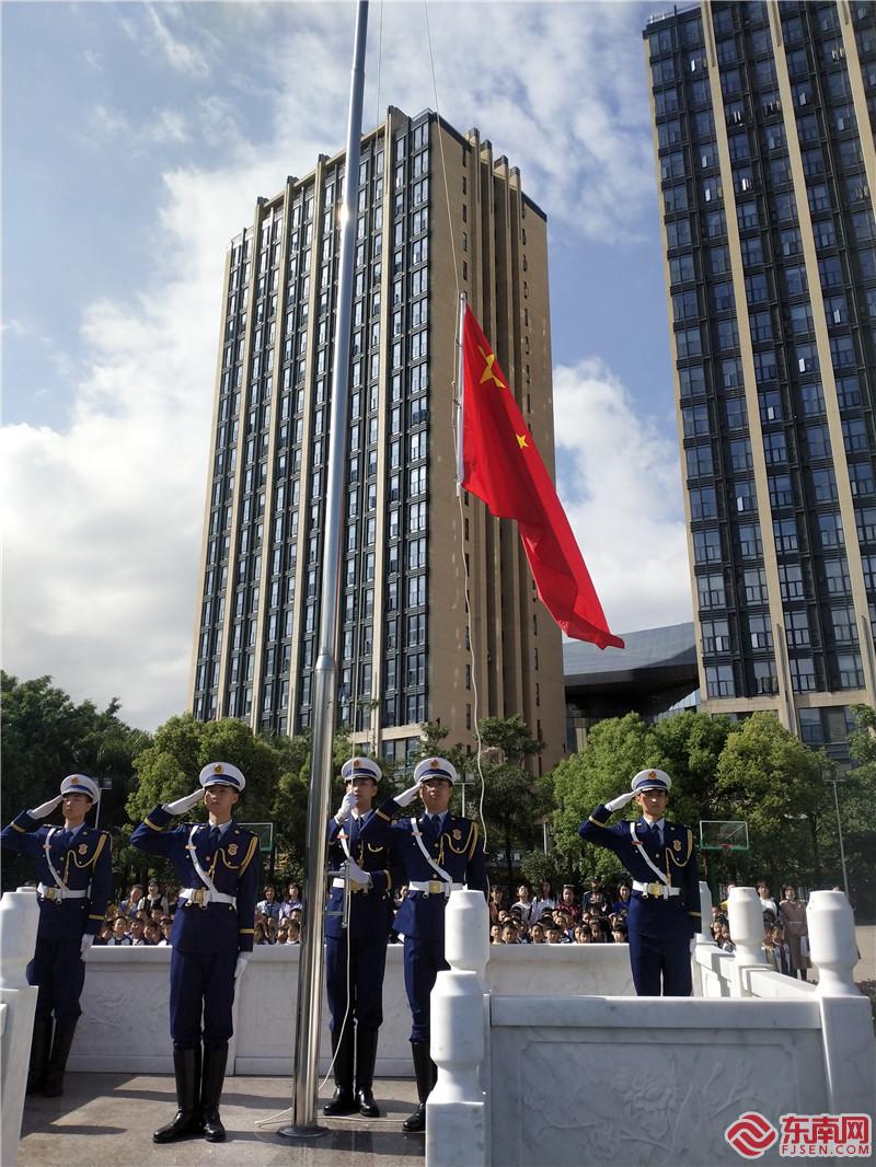 福州市五一广场国旗护卫队升旗 东南网记者张立庆摄.jpg