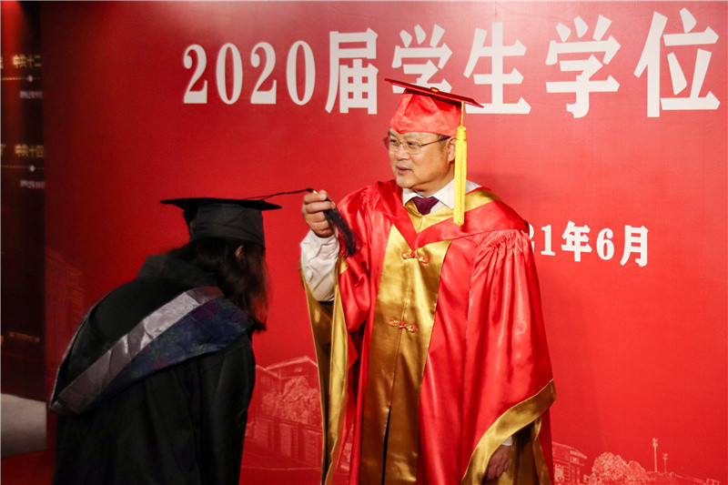20210622张华荣院长为2020届毕业生拨穗 冯晏平摄.jpg