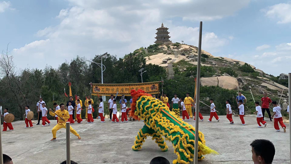 卢厝村狮阵武术暑假训练班的小队员们在宝盖山下汇报表演.邱育钦 摄