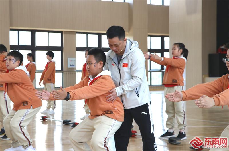 李雯雯在国家队的主管教练吴美锦对学生进行动作指导 东南网记者郑晓丹 摄.JPG