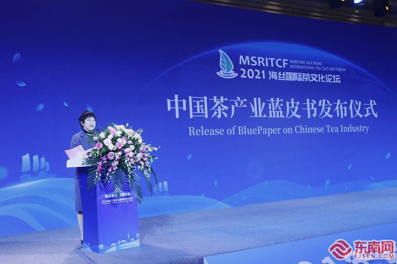会上发布了《2020年中国茶产业发展报告》（蓝皮书），东南网记者  林先昌摄.JPG