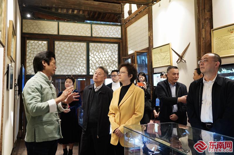 2-闫小培、薛卫民、康凯（右1）等领导参观展厅，郑祖杰会长（左1）作汇报.jpg