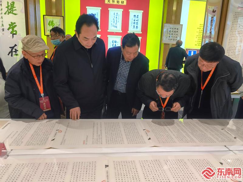 3-展厅现场观众在仔细品鉴大典手抄艺术册页.jpg