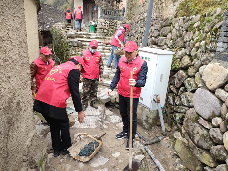 组织志愿服务队，与村干部一起打扫巷道卫生.jpg
