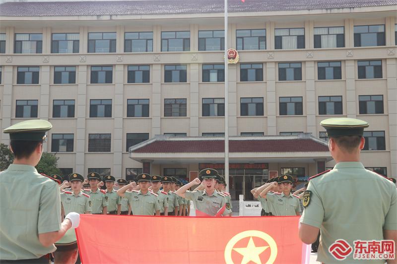 青年官兵和新老团员一起重温入团誓词。通讯员江殊稳摄.JPG