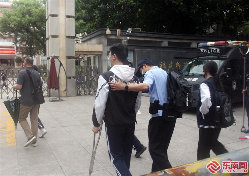 民警将行动不便的考生送进考场 东南网记者张立庆摄.JPG