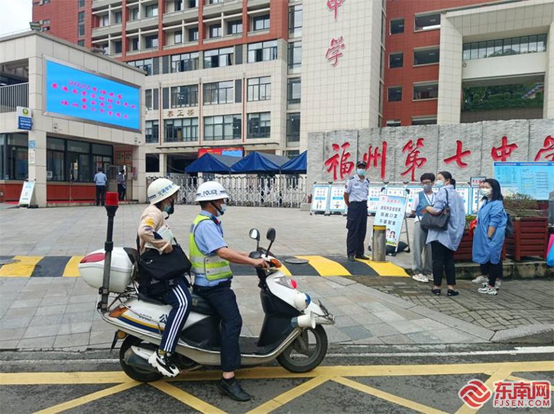 一位考生在交警的护送下到达考场 东南网记者林先昌摄.jpg