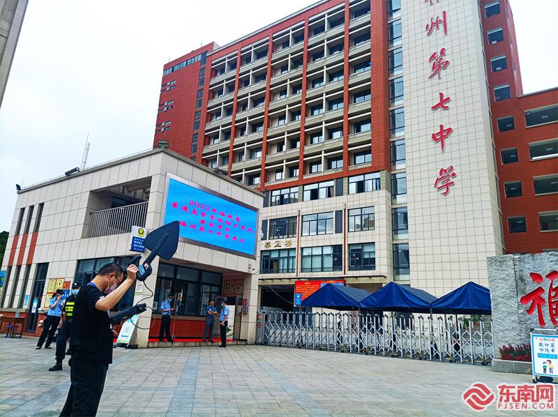 无线电工作人员在福州七中考点做信号排查 东南网记者林先昌摄.jpg