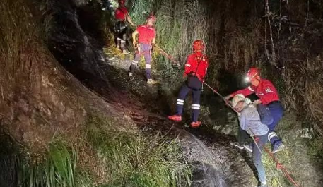 福州11人被困懸崖！深夜上演“絕壁救援”