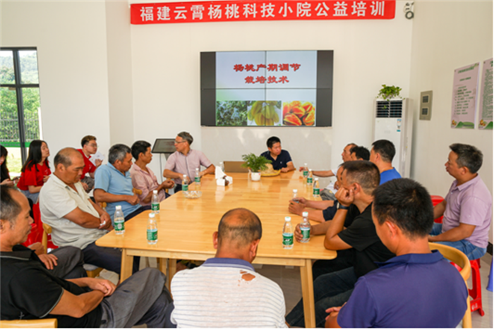 陈发兴教授为果农们答疑解惑。通讯员李泽钜 摄.png