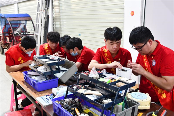 福建工程学院电子电气与物理学院在夏茂镇开展家电维修 学院供图.jpg.jpg