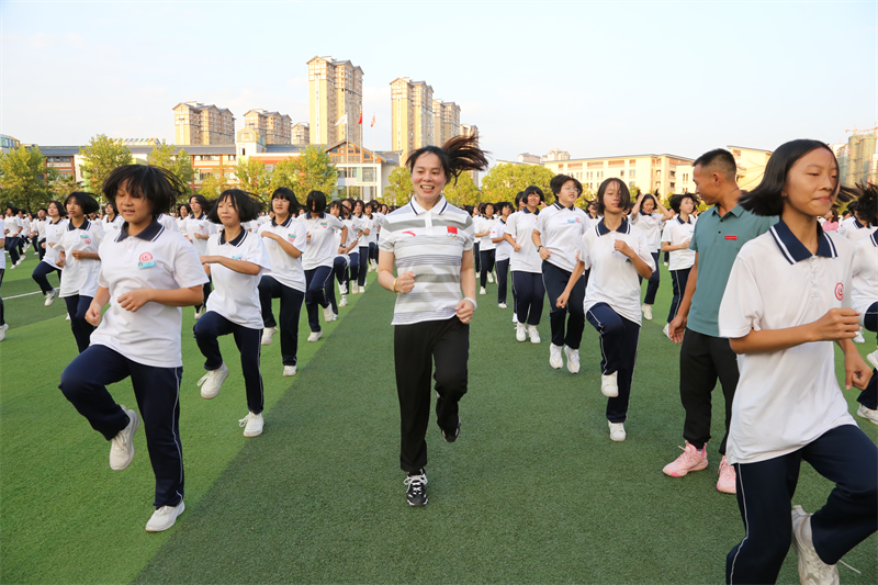 冠军教练员们与学生一起运动 主办方供图.jpg