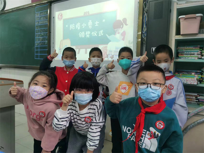 华南实验小学给同学们颁发“抗疫小勇士”学校供图.jpg