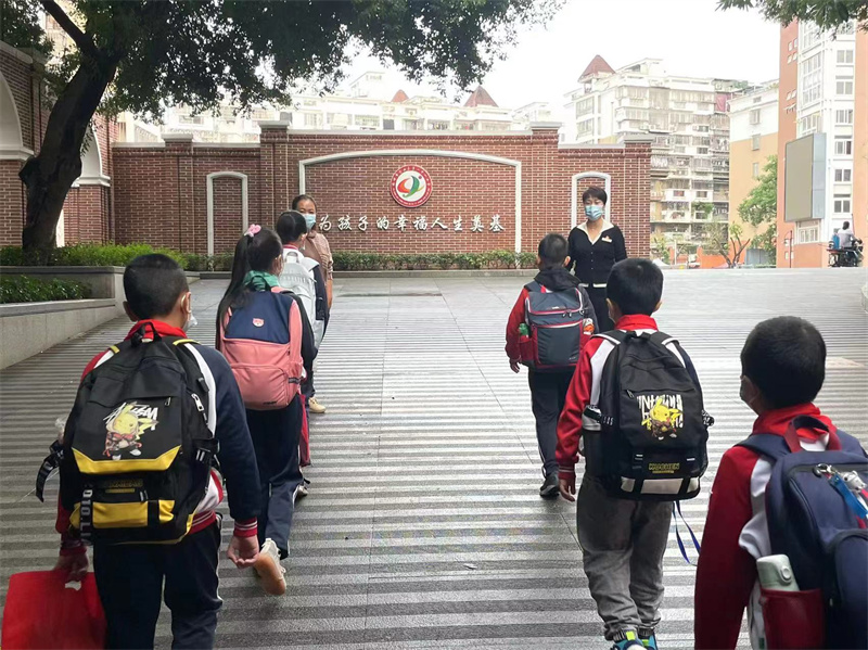 仓山区第一中心小学迎来复课，同学们有序进入校园 学校供图.jpg