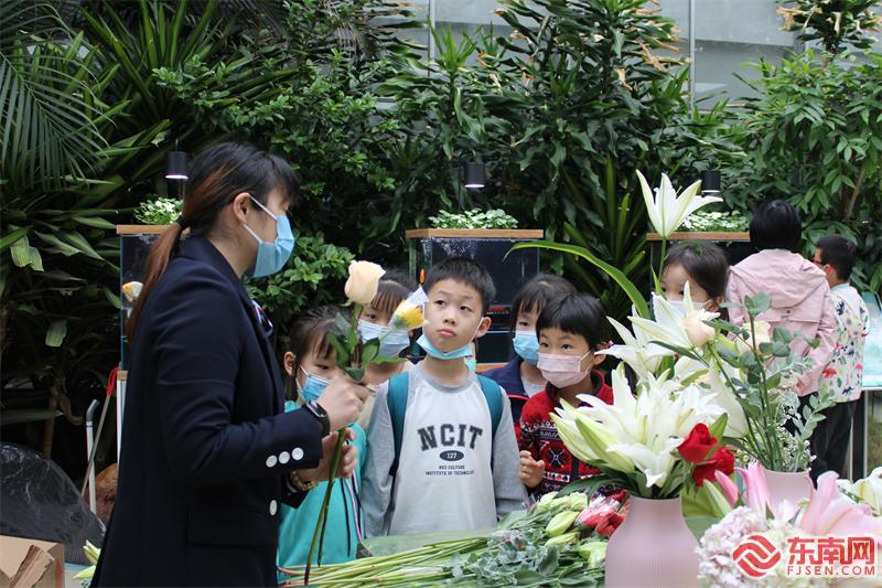 活动现场，工作人员为小朋友们讲解花艺知识。（东南网见习记者 周霞 摄）.JPG