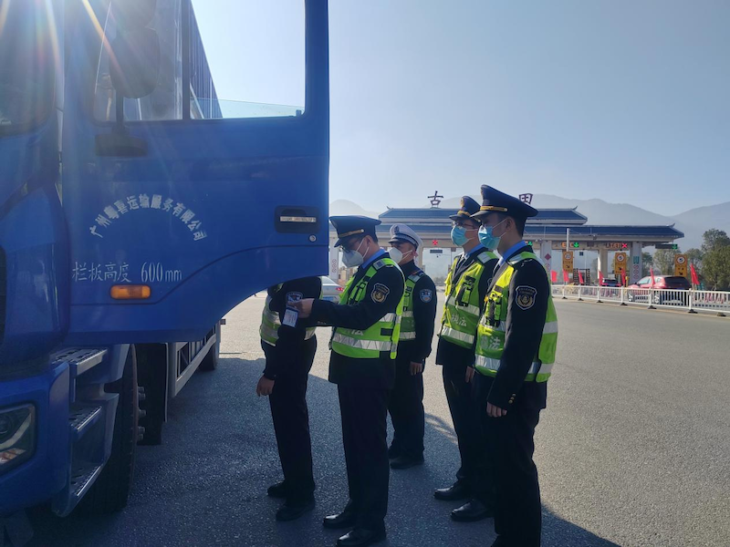 宁德高速公路行政执法支队叮嘱司机提高安全意识。福建高速执法支队 供图.png