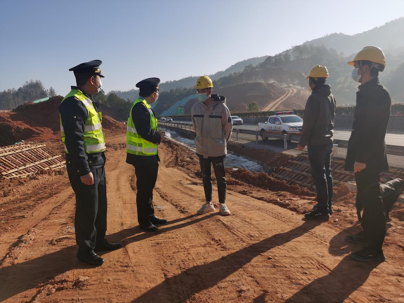 三明高速公路行政执法支队排查安全隐患。福建高速执法支队 供图.png