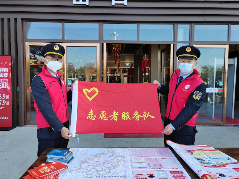 泉州高速公路行政执法支队等部门联合组成志愿者服务队。福建高速执法支队 供图.png