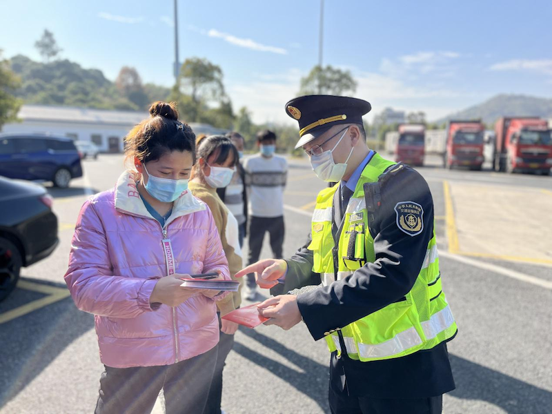 漳州高速公路行政执法支队分发宣传单册。福建高速执法支队 供图.png
