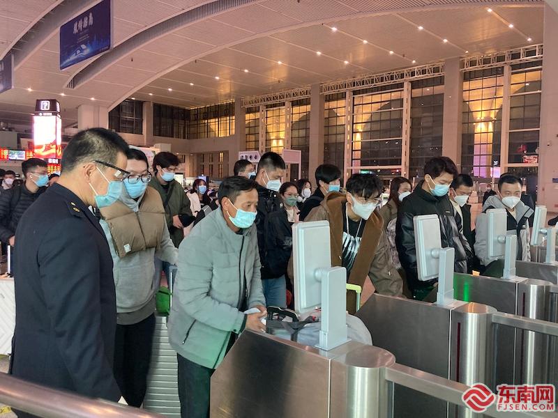 今日，福州站旅客正在检票.jpeg