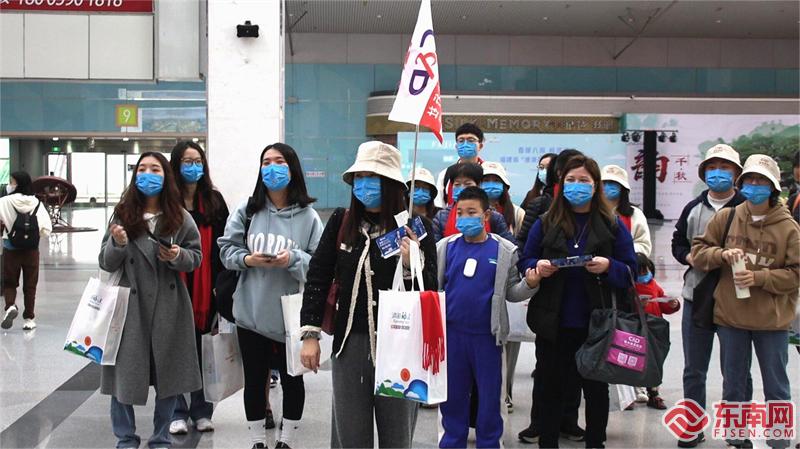 游客正在排队办理手续 东南网记者 黄智超 摄.jpg