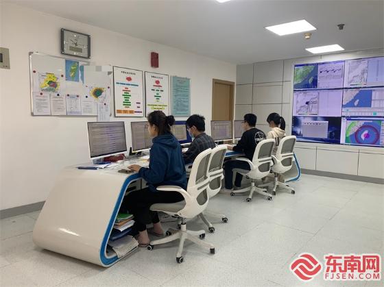 福建省地震局工作人员正在查阅分析数据。东南网记者 周霞 摄.jpg