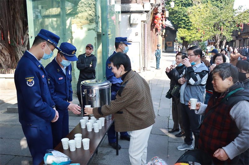 队员们为市民游客供应茶水。三坊七巷消防救援站 供图.jpg